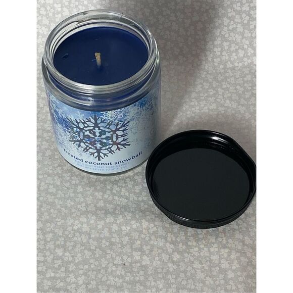 Bath and Body Works Single Wick Candles - FROSTED COCONUT SNOWBALL - Picture 4 of 5
